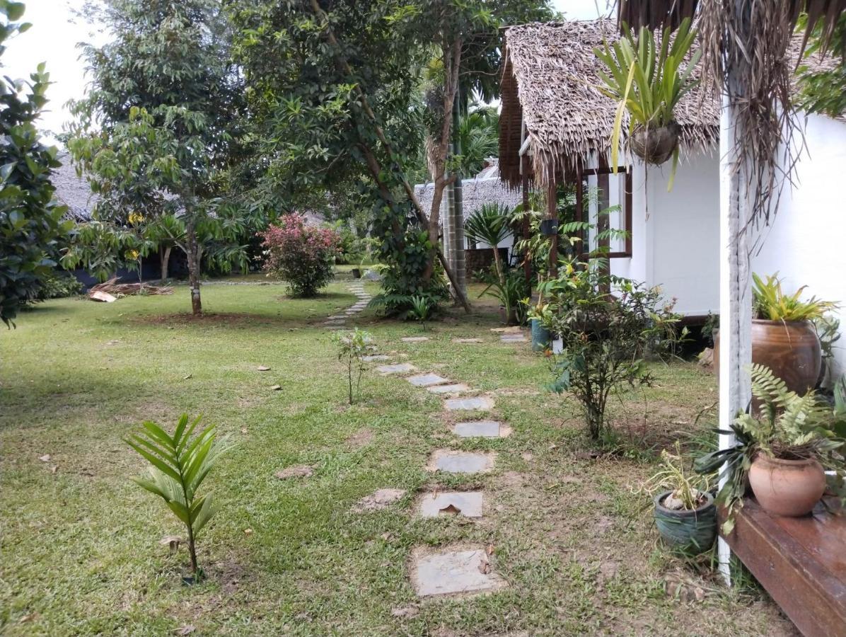 Baan Farang Homestay Phra Saeng Ban Nam Dam Екстериор снимка